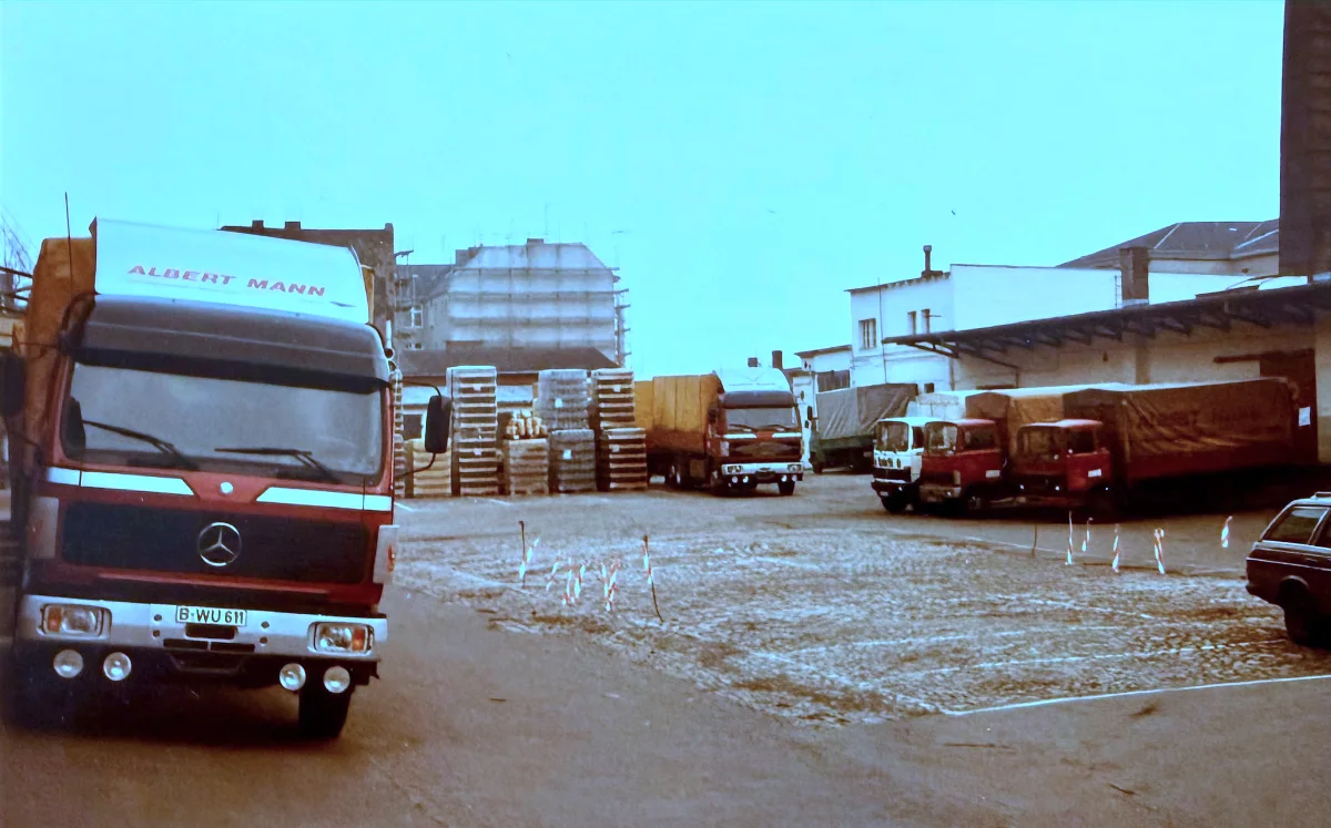 Lkw der Spedition Albert Mann auf dem Hof der Bockbrauerei, 1987