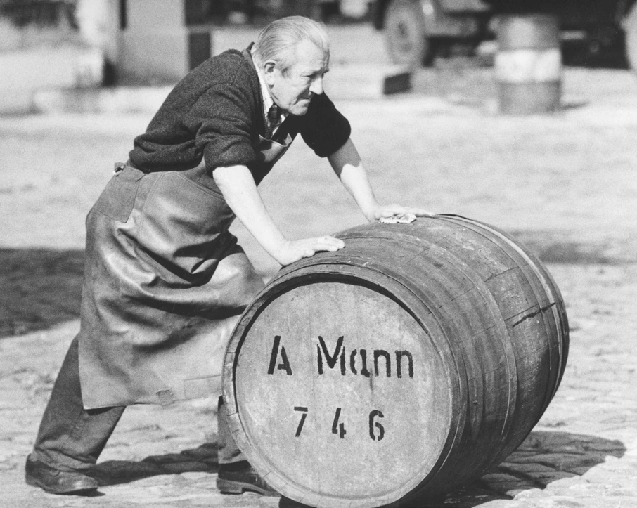 Arbeit mit Weinfässern