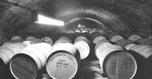 Whiskyfässer in den Kellergewölben