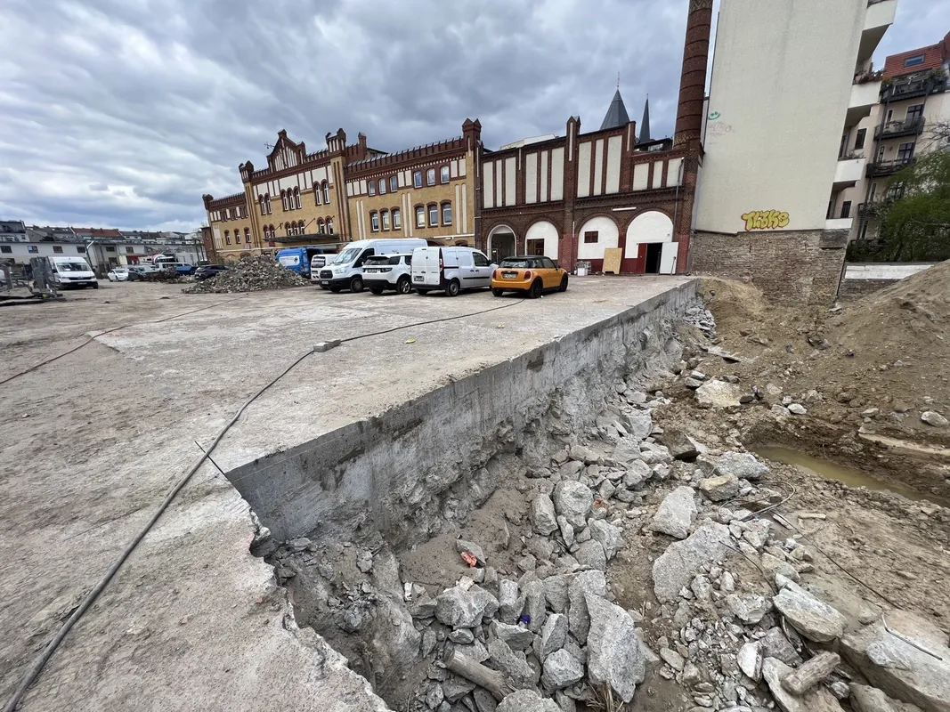 Historisches Schwankhaus neben Baustelle